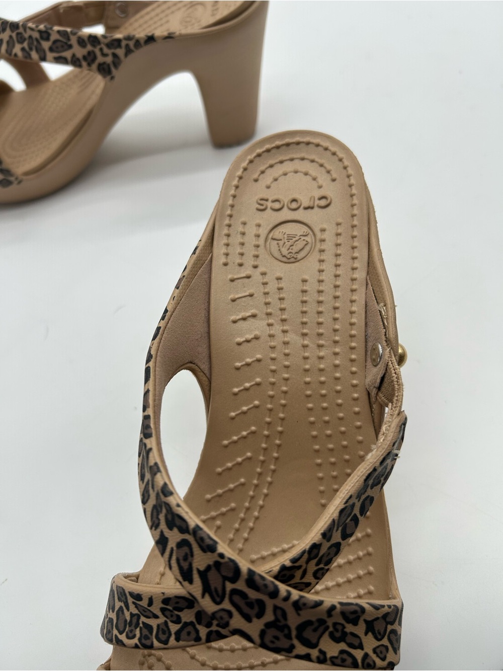 Crocs Cypress IV Women’s Leopard Print Tan Heeled Sandals size 8W NWOT - Picture 5 of 7